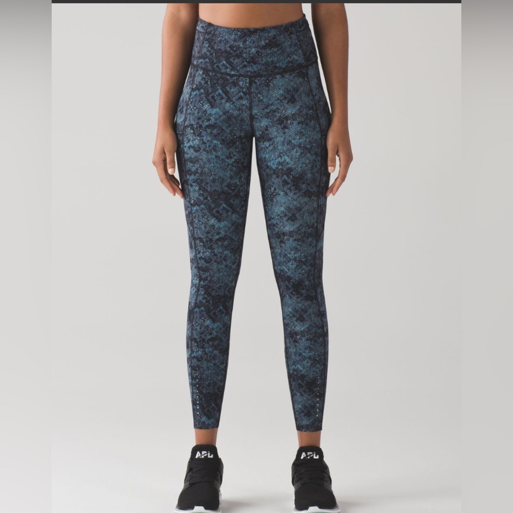 Lululemon Fast And Free 7/8 Tight
Fairisle Black Blue Snake Print Size 4